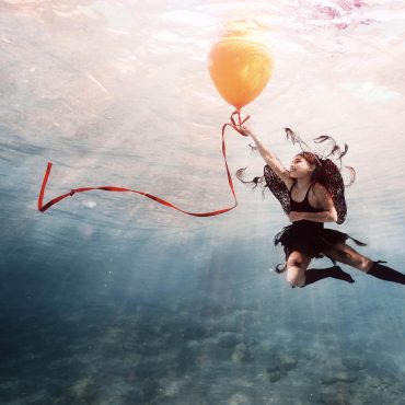onderwater foto kind ballon
